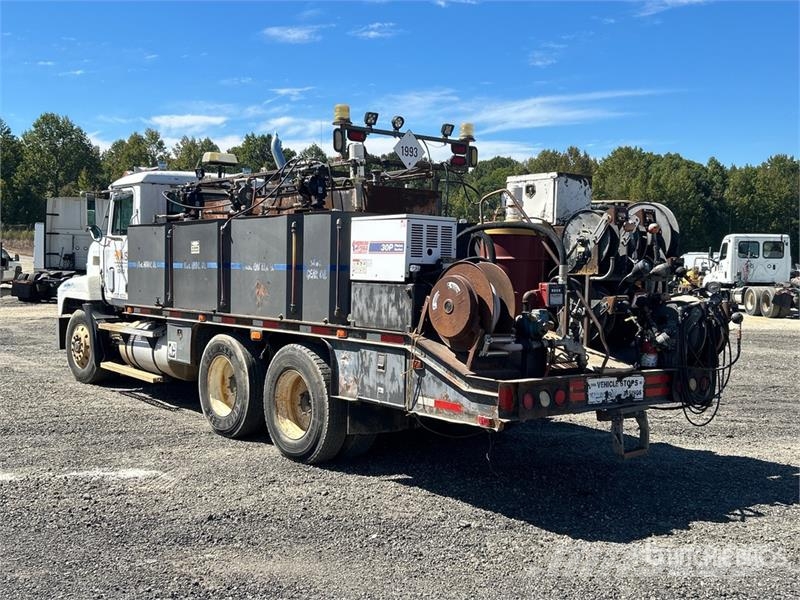 Mack CH613 6x4 Fuel and Lube Truck Kamioni cisterne
