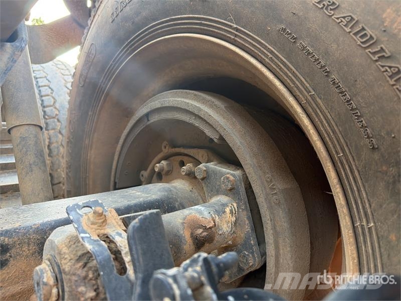 Mack CHN613 Sadulveokid