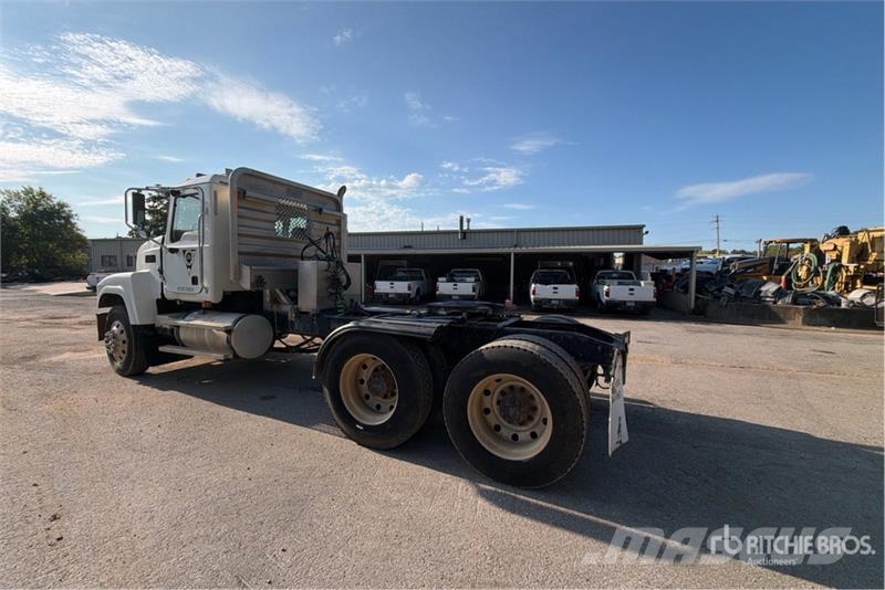 Mack CHN613 Sadulveokid