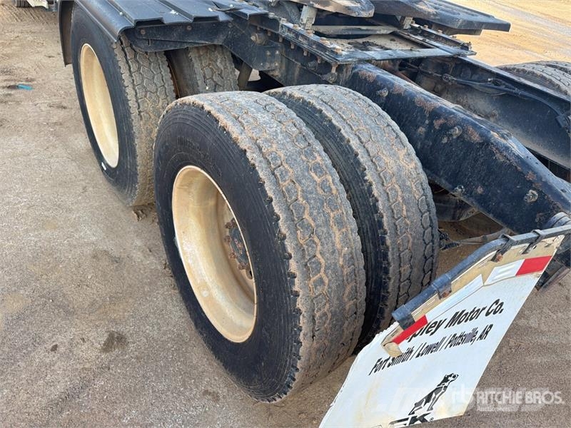 Mack CHN613 Sadulveokid