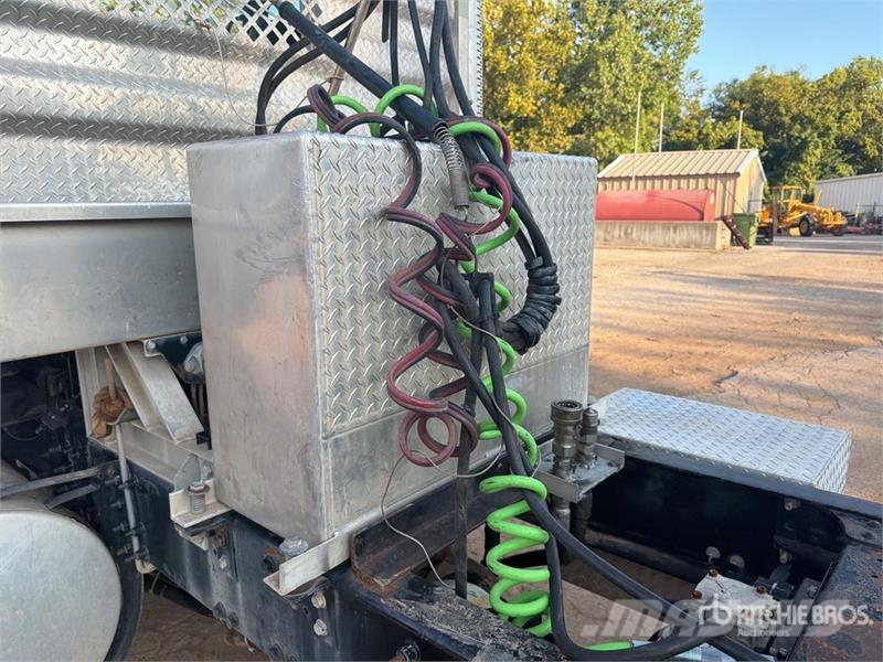 Mack CHN613 Sadulveokid