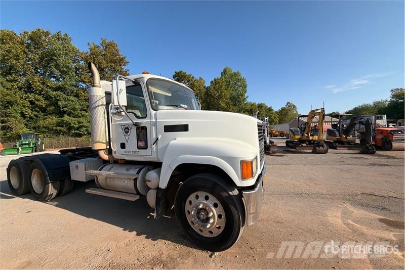 Mack CHN613 Sadulveokid