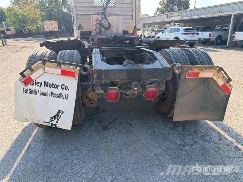 Mack CHN613 Sadulveokid