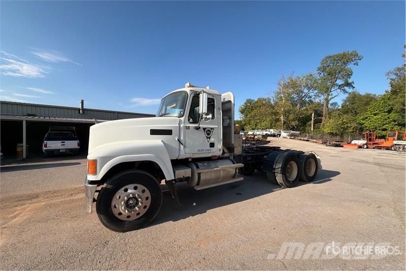 Mack CHN613 Sadulveokid