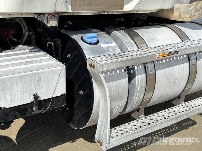 Mack CHU613 Truck Tractor Units