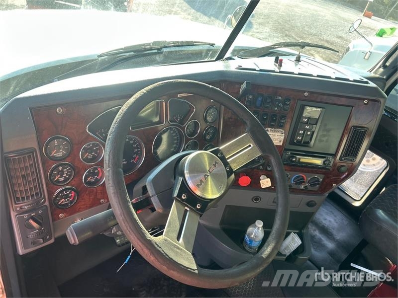 Mack CHU613 Tractor Units