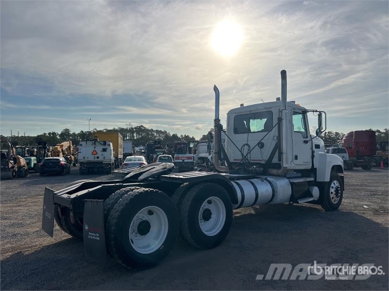 Mack CHU613 Тягачі