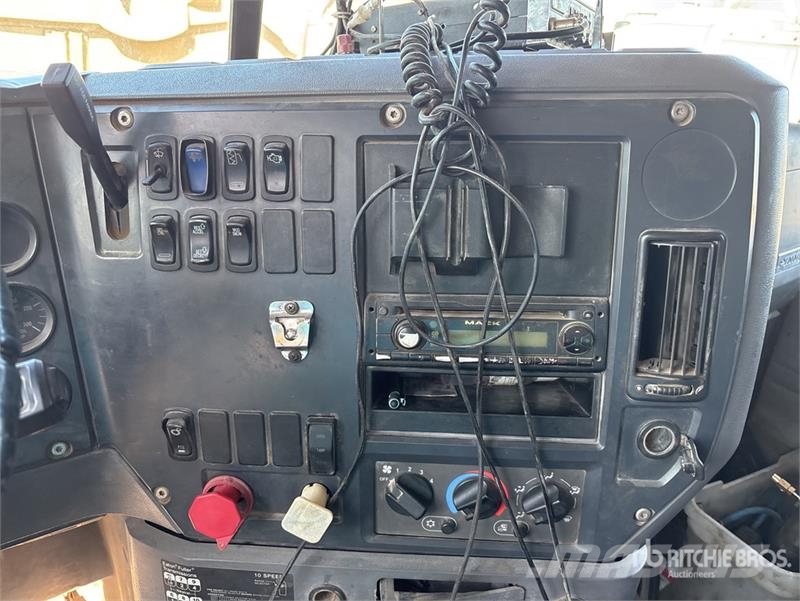 Mack CHU613 Camiones bañeras basculantes o volquetes