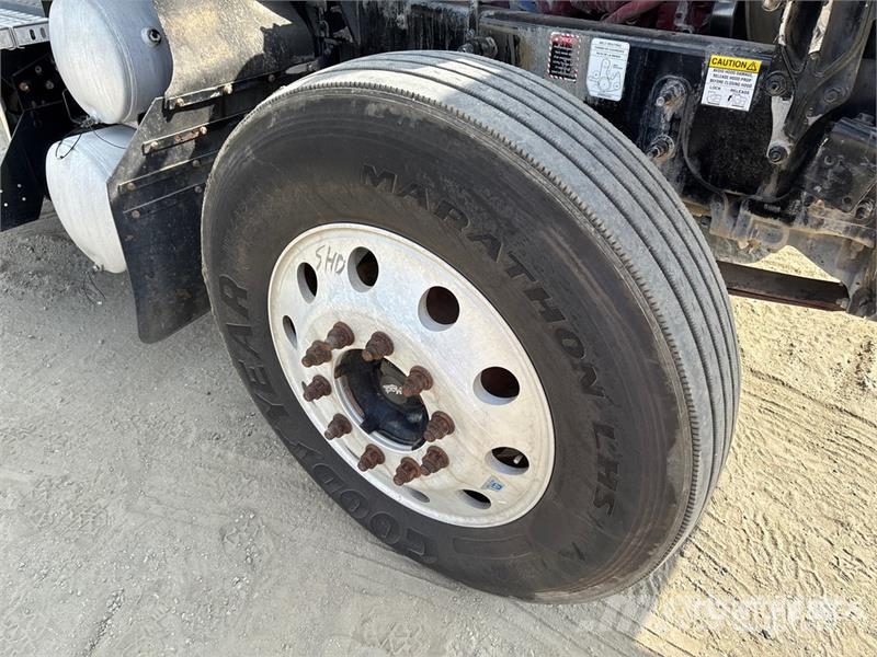 Mack CHU613 Truck Tractor Units