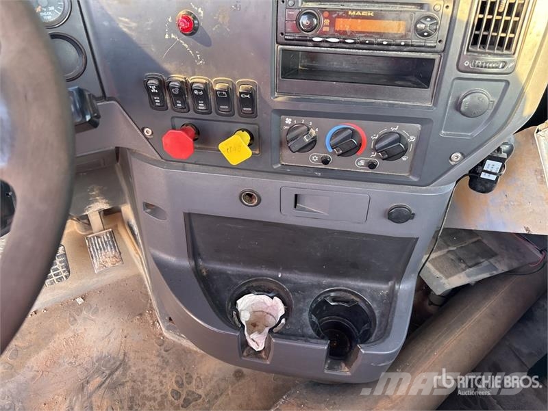Mack CHU613 Camiones tractor
