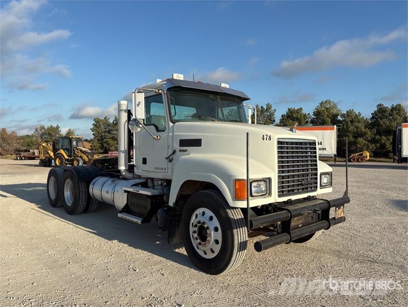 Mack CHU613 Camiones tractor