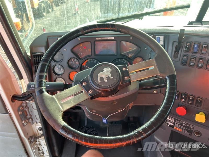 Mack CHU613 Тягачі