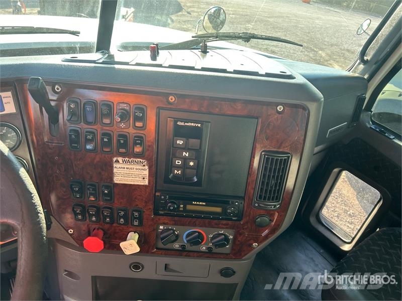 Mack CHU613 Tractor Units