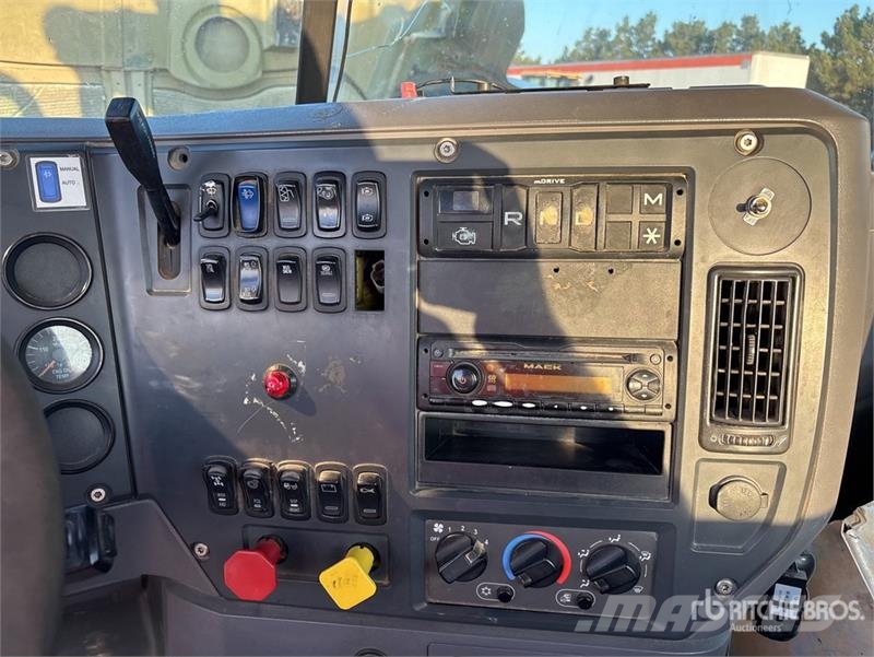 Mack CHU613 Camiones tractor