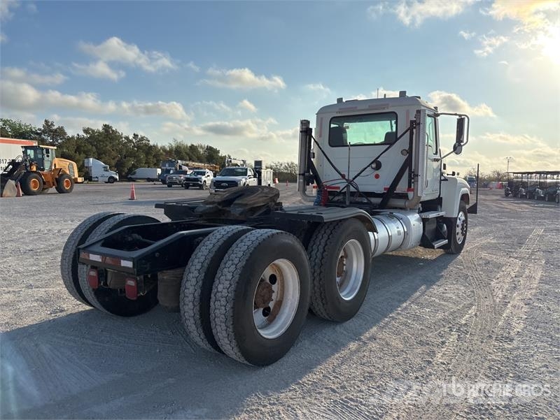 Mack CHU613 Camiones tractor