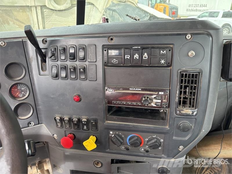 Mack CHU613 Vilcēji