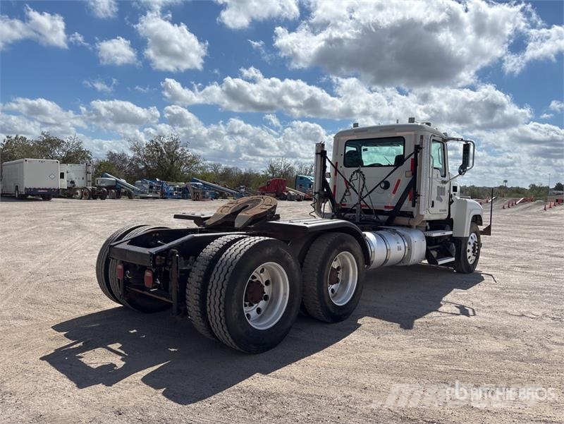 Mack CHU613 Camiones tractor