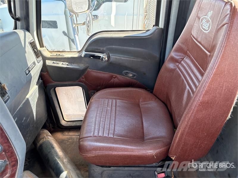 Mack CHU613 Vetopöytäautot