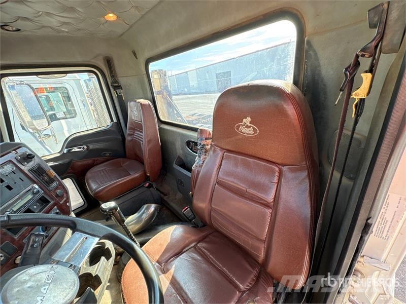Mack CHU613 Vetopöytäautot