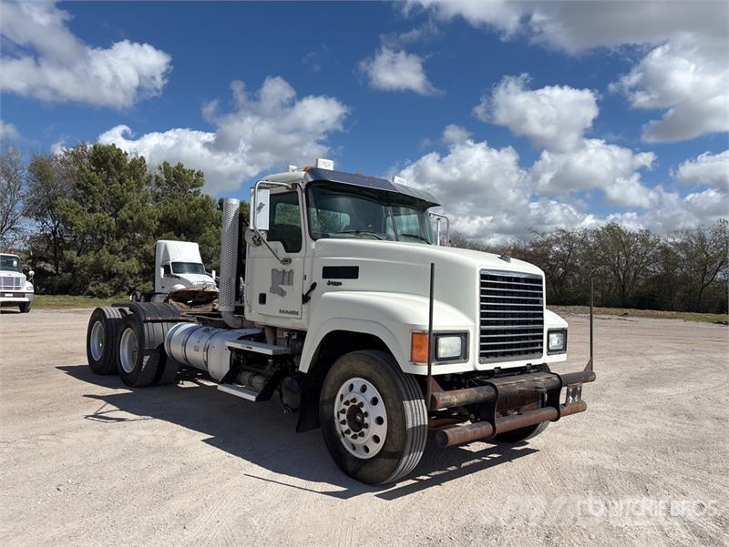 Mack CHU613 Camiones tractor