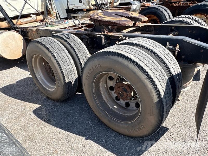 Mack CHU613 Vetopöytäautot