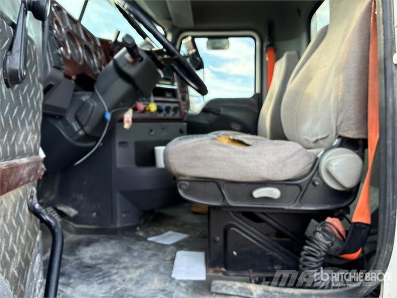 Mack CHU613 Тягачі