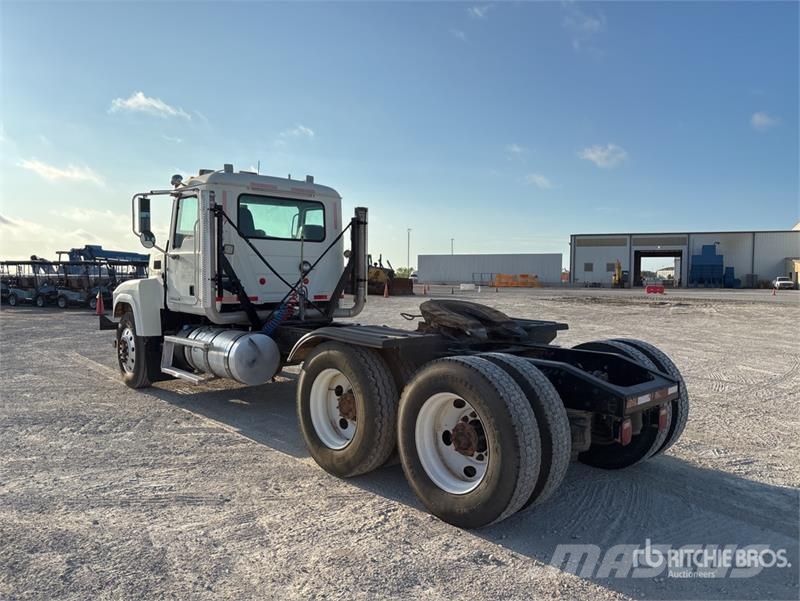 Mack CHU613 Camiones tractor