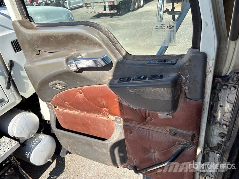 Mack CHU613 Vetopöytäautot