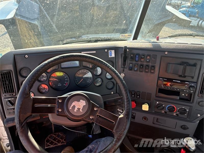 Mack CHU613 Tracteur routier