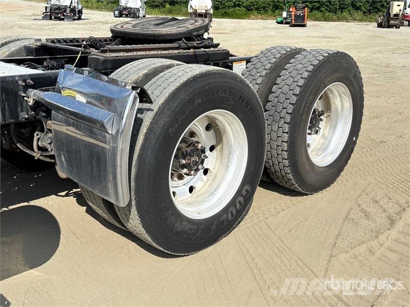 Mack CHU613 Truck Tractor Units