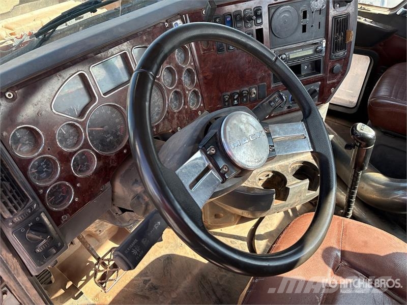 Mack CHU613 Vetopöytäautot