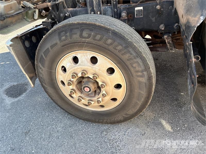 Mack CHU613 Vetopöytäautot