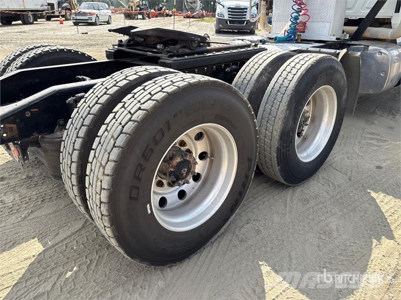 Mack CHU613 Truck Tractor Units