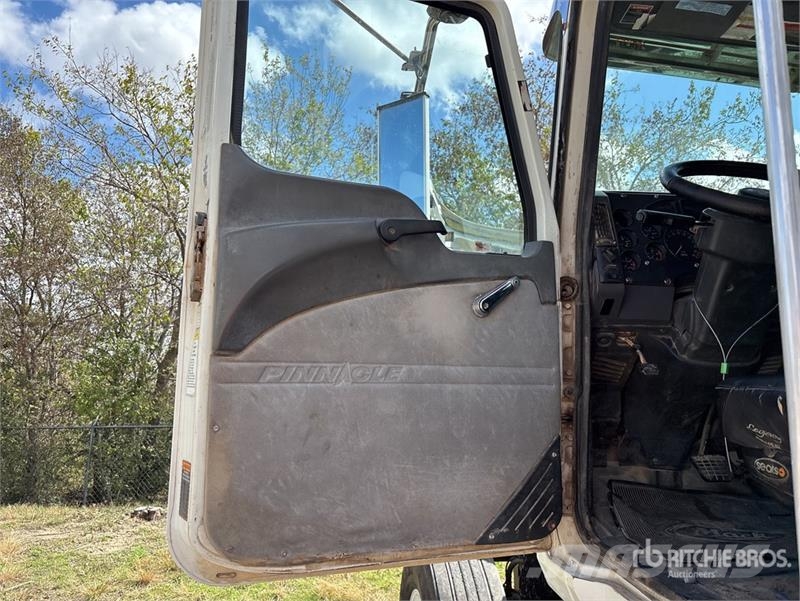 Mack CHU613 Camiones tractor