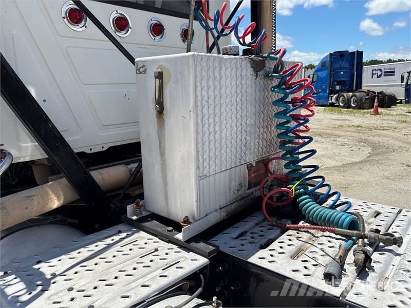 Mack CHU613 Truck Tractor Units