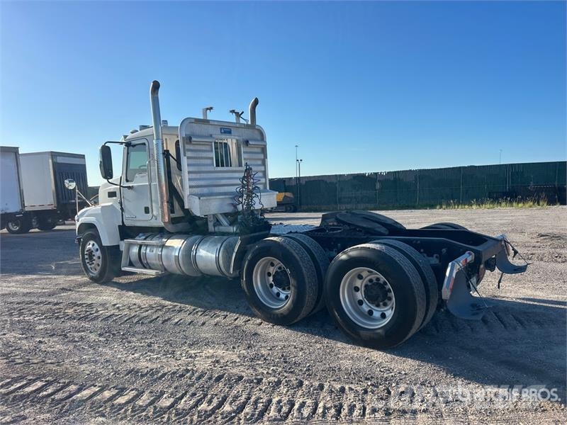 Mack CHU613 Tractor Units
