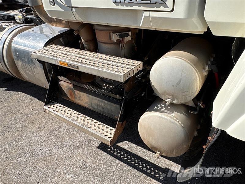 Mack CHU613 Vetopöytäautot