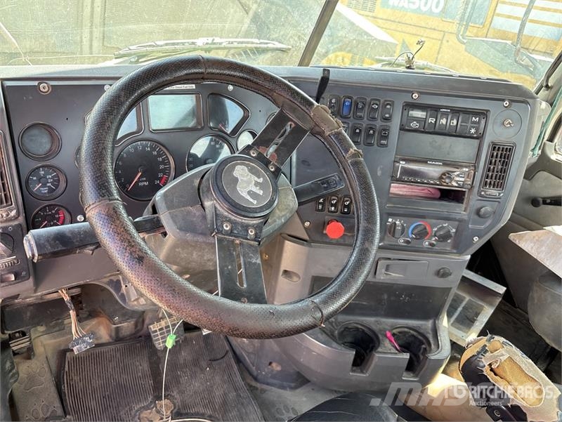 Mack CHU613 Camiones tractor