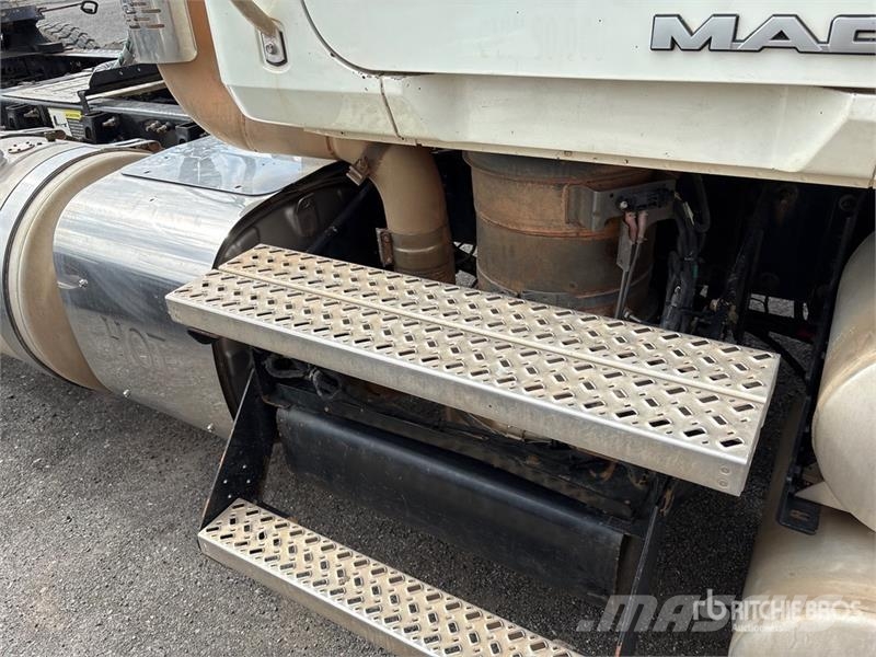 Mack CHU613 Vilcēji