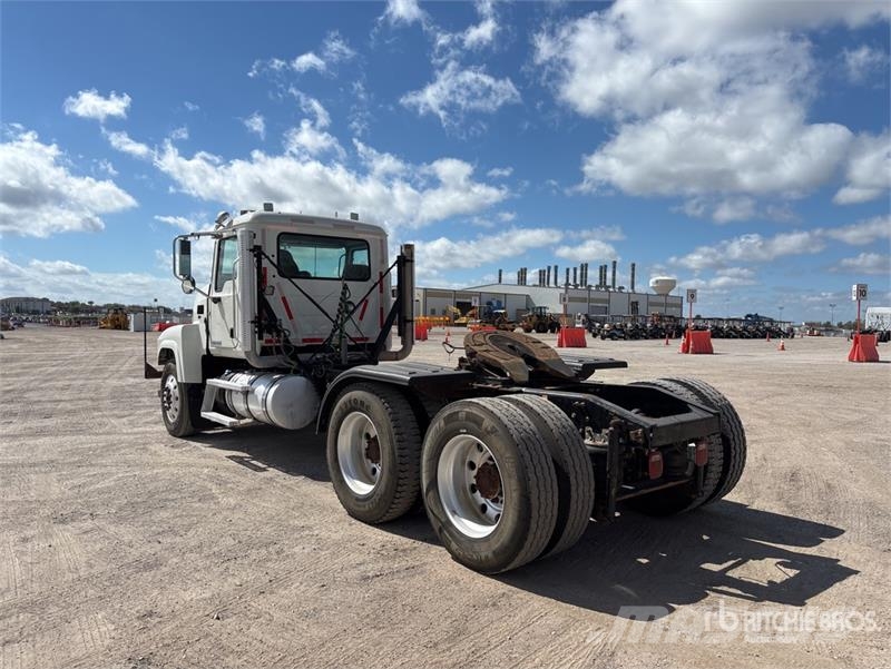 Mack CHU613 Camiones tractor