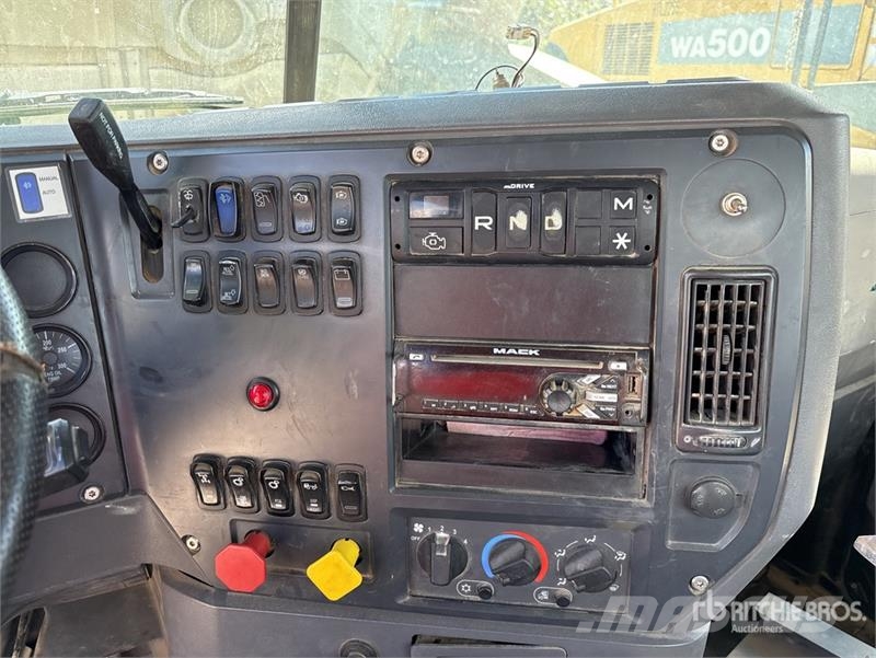 Mack CHU613 Camiones tractor