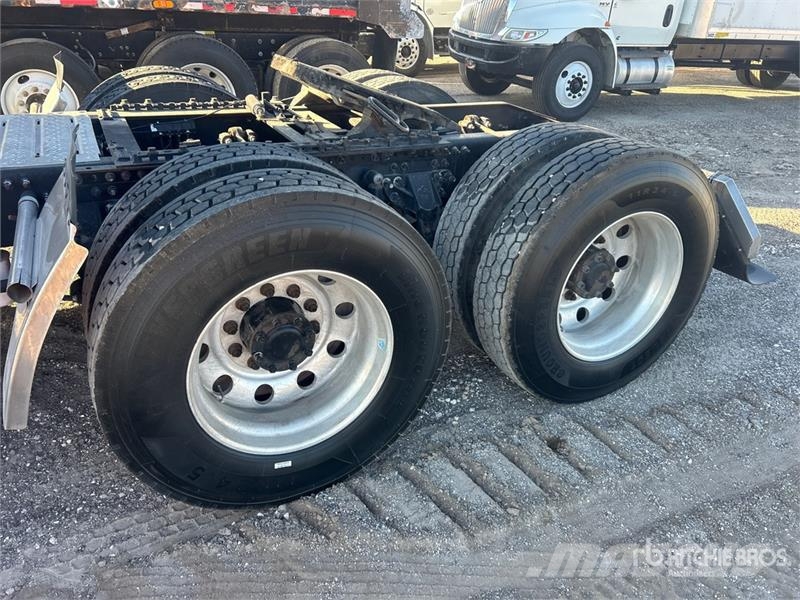 Mack CHU613 Tractor Units