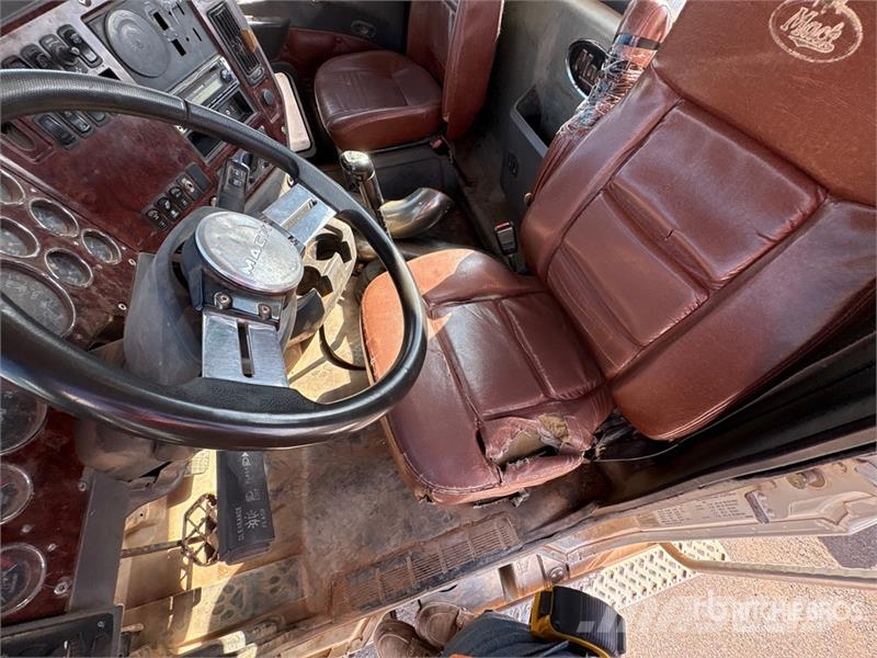 Mack CHU613 Vetopöytäautot