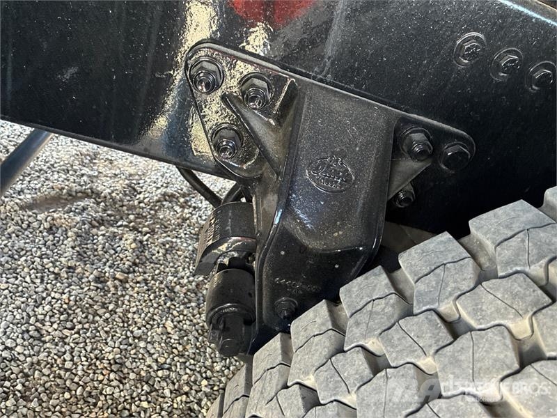 Mack CHU613 10x4 Quad/A Dump Truck Pašizgāzējs
