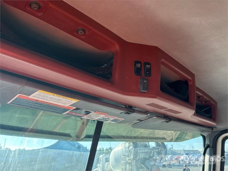 Mack CHU613 10x4 Quad/A Dump Truck Pašizgāzējs