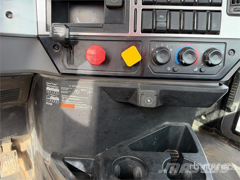 Mack CHU613 Pinnacle Vilcēji