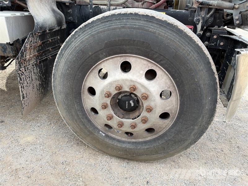 Mack CHU613 Pinnacle Vilcēji