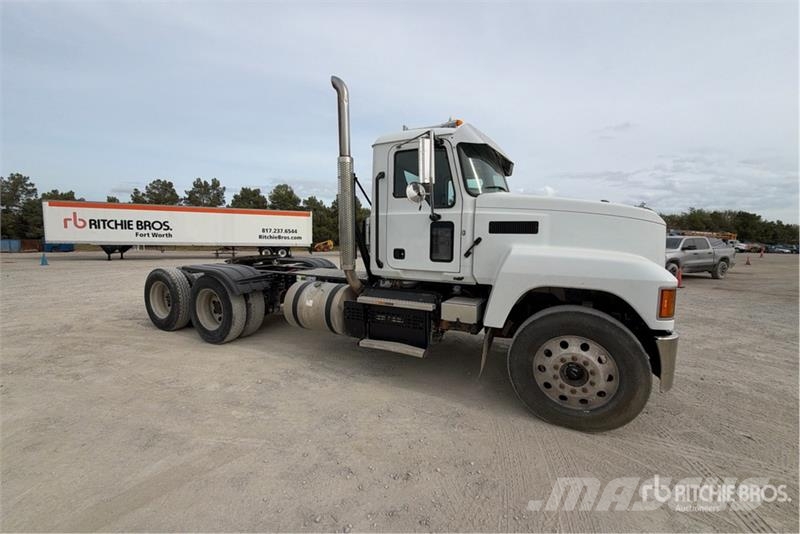 Mack CHU613 Pinnacle Vilcēji