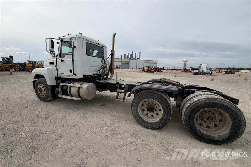 Mack CHU613 Pinnacle Vilcēji