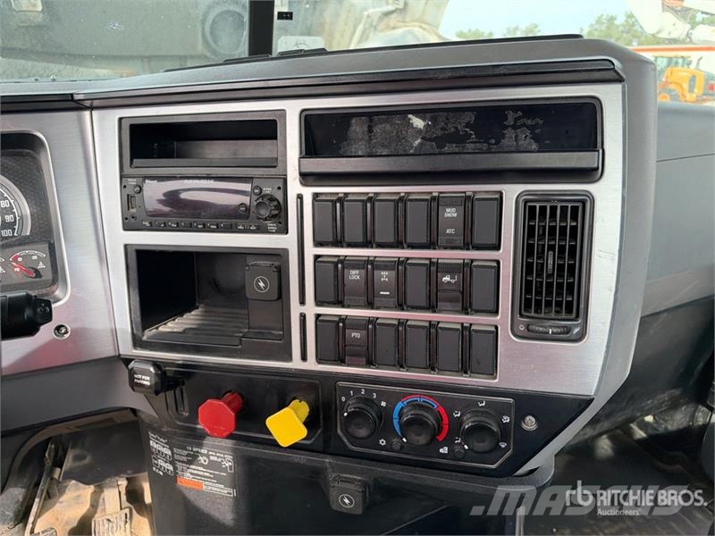 Mack CHU613 Pinnacle Vilcēji